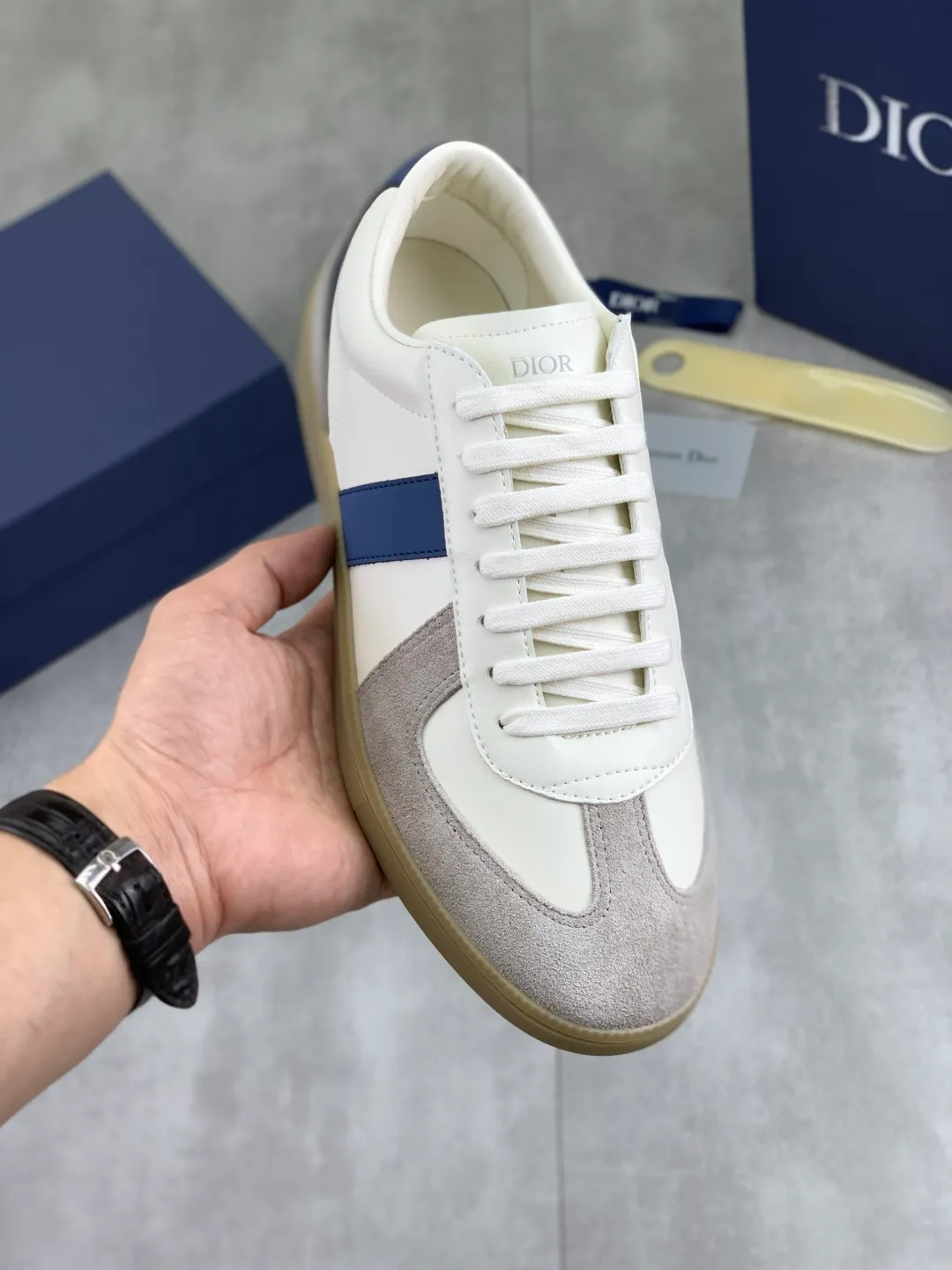 Men's shoes 💰P360 New Dior B01 moral training shoes, white first-layer cowhide, original molded outsole. New to the fall collection, this sneaker marks the return of a Dior classic, reinterpreted in a stylish and elegant silhouette. Crafted from white smooth first-grain cowhide with a tonal silk sheepskin lining, it features the Dior logo on the tongue and inner sides, and a CD icon on the heel. Paired with Tpu anti-slip soles of the same color, it can be matched with various styles to create a sophisticated look.  Code number: 38-44